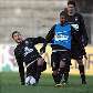 Dentinho e William observam disputa no último treino do Corinthians Dentinho e William observam disputa no último treino do Corinthians