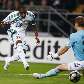 Grafite chuta para fazer um dos seus três gols em Wolfsburg 3 x 1 CSKA