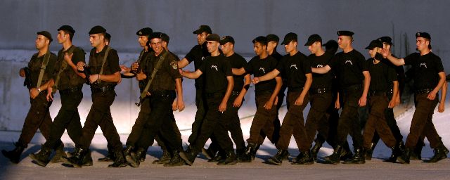 Seguranças de Abbas em seu gabinete