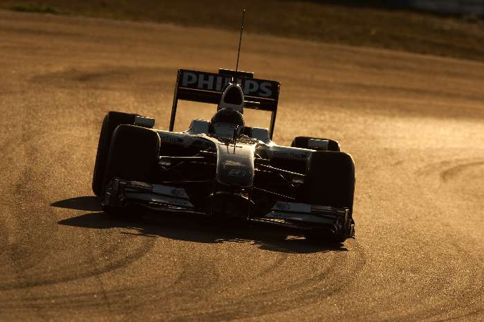 Nico Hulkenberg acelera o Williams FW31 em treino coletivo para novatos da F-1 na Espanha