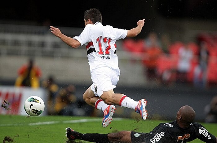 São Paulo derrota o Coritiba por 3 a 1 na despedida de Milton Cruz