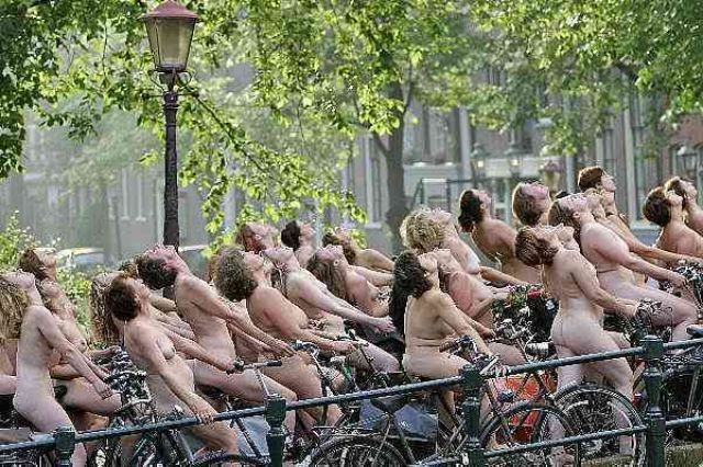 Quase 600 homens e mulheres posam nus em protesto contra o aquecimento global