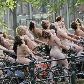 Quase 600 homens e mulheres posam nus em protesto contra o aquecimento global Quase 600 homens e mulheres posam nus em protesto contra o aquecimento global