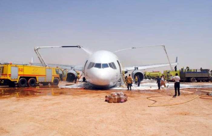 Avião da empresa Lufthansa pegou fogo antes de cair e se partir em dois, na Arábia Saudita