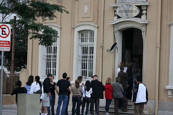 Fila para tomar a vacina contra a gripe AH1N1 no Instituto Pasteur, em São Paulo. 11/04/2010