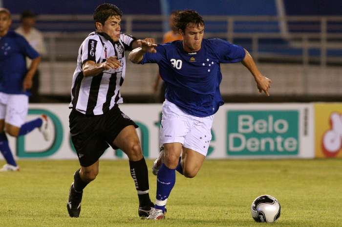 Kleber (três gols) encara marcador no Cruzeiro 7 x 0 Democrata