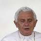 Bispo arruma o manto do Papa Bento XVI durante missa no Vaticano