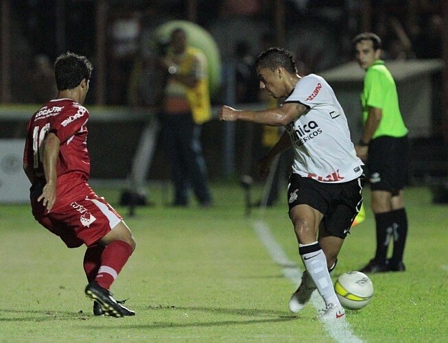 Ralf se atrapalha na hora de evitar o lateral contra o Mogi