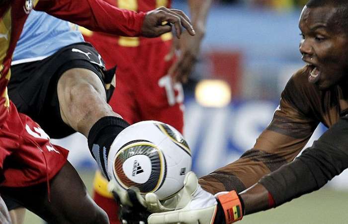 Disputa de bola entre o goleiro de Gana, Kingson, e o pé de Suárez