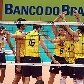 Os jogadores da seleção brasileira de vôlei comemoram a vitória sobre Porto Rico, na Liga Mundial