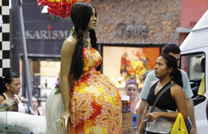 Fantasia com barrigão da falsa grávida vira hit na 25 de Março