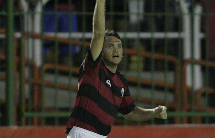 Petkovic marca na vitória por 3 a 1 do Flamengo