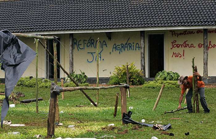 Os sem-terra picharam frases de protesto nas paredes de uma casa dentro da fazenda 