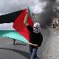 Jovem carrega bandeira palestina durante protesto Jovem carrega bandeira palestina durante protesto
