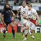 Cueto, da Inglaterra, carrega a bola antes da chegada de Chabal