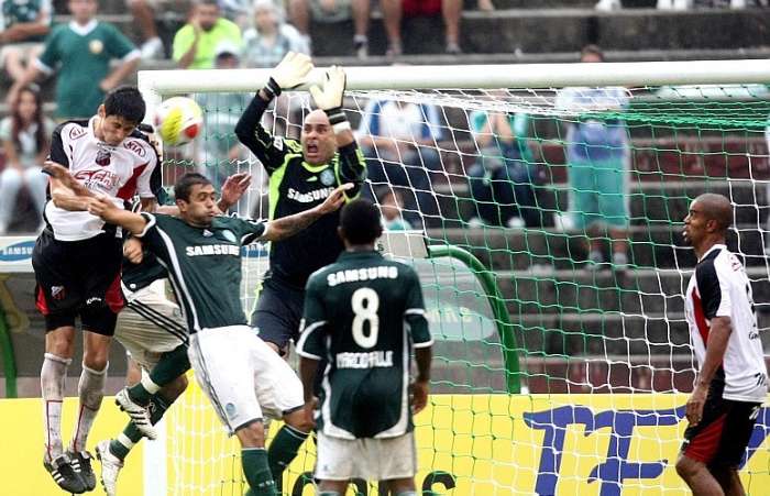 Palmeirense Marcos se atrapalha com Danilo no terceiro gol do Ituano