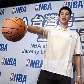 Jeremy Lin, de Taiwan, segura a bola em apresentação como jogador do Golden State Warriors, da NBA Jeremy Lin, de Taiwan, segura a bola em apresentação como jogador do Golden State Warriors, da NBA