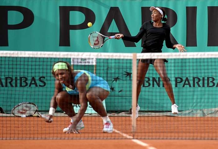 As irmãs Williams fazem jogo de duplas no torneio de Roland Garros, pelas quartas-de-final em Paris