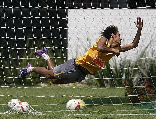 Neymar brinca no gol e titulares retornam no treino do Santos