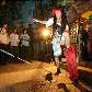 Diego Rasta tenta tirar as calças enquanto se equilibra na corrente Diego Rasta tenta tirar as calças enquanto se equilibra na corrente