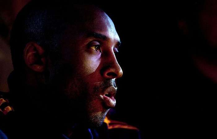 Kobe Bryant momentos antes do começo da partida vencida pelo Lakers sobre o 76ers por 99 a 90