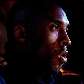 Kobe Bryant momentos antes do começo da partida vencida pelo Lakers sobre o 76ers por 99 a 90