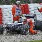 Fiscais tentam tirar o Williams de Hulkenberg da caixa de brita após batida no treino na Espanha
