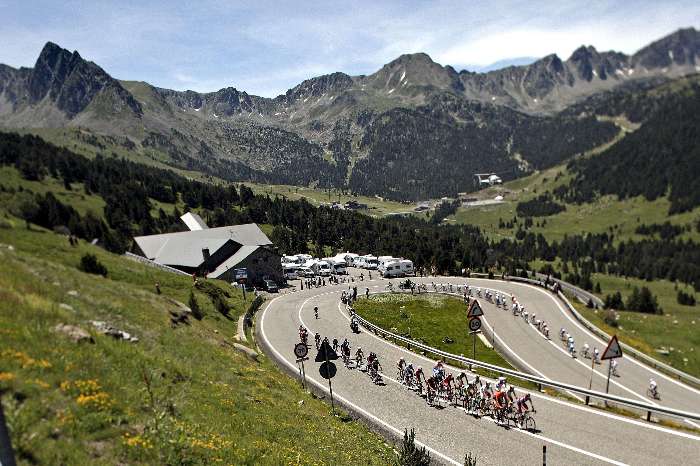 Pelotão de ciclistas passa por montanhas no 8.º estágio da Volta da França