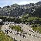 Pelotão de ciclistas passa por montanhas no 8.º estágio da Volta da França Pelotão de ciclistas passa por montanhas no 8.º estágio da Volta da França
