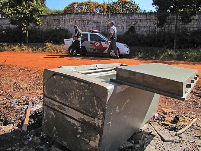 A Pm de Riberão Preto localizou cofre que pode ser de banco assaltado ontem na cidade. 03/07/2010