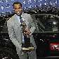 LeBron James, exibe os prêmios por ser escolhido o MVP (melhor jogador) da temporada 2009/10 da NBA