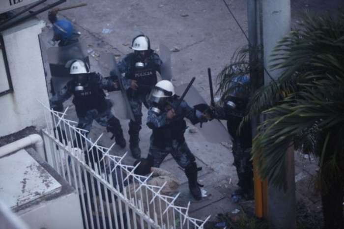 Manifestantes entram em confronto com a polícia em frente à sede da embaixada brasileira