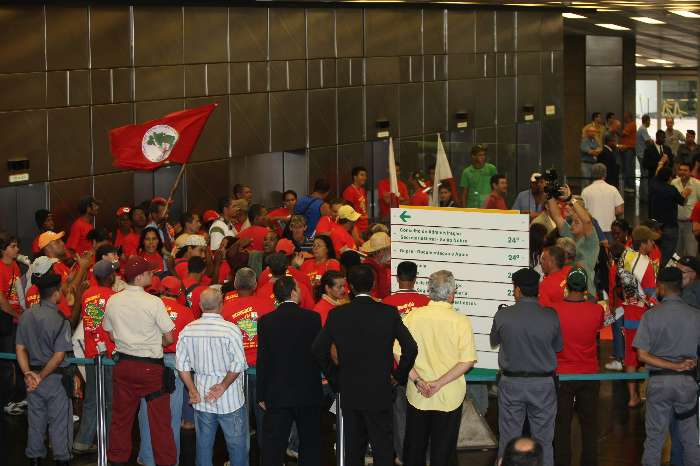 MST invade sede da Petrobras no Rio