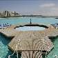 Área com espreguiçadeiras numa das pontas da piscina Área com espreguiçadeiras numa das pontas da piscina