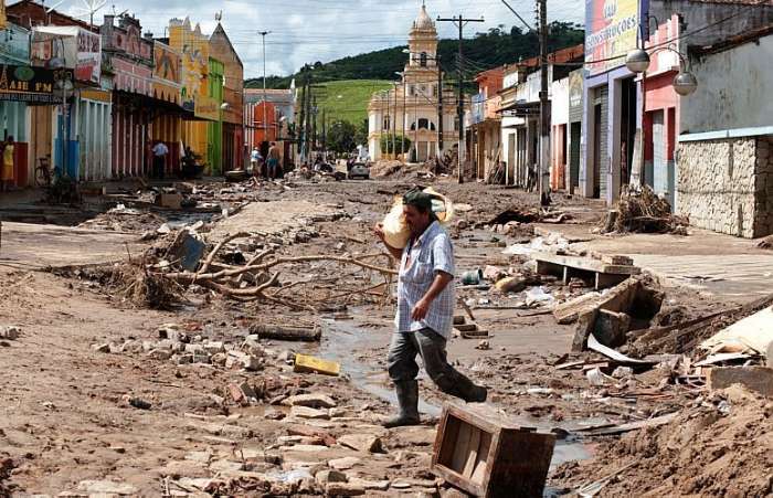 Rastros da tragédia provocada pelas fortes chuvas da semana passada, em Branquinha, Alagoas