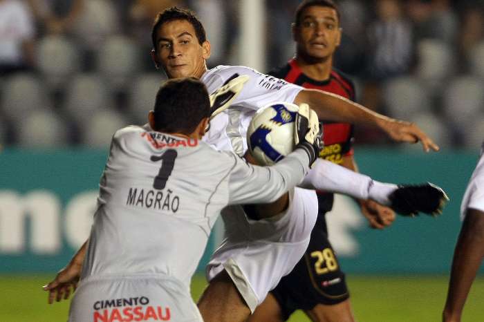 Paulo Henrique Lima, do Santos, disputa bola com o goleiro Magrão, do Sport