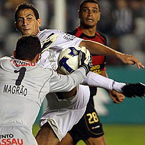 APERTADO - Paulo Henrique Lima fez o gol da vit&oacute;ria santista sobre o Sport, do goleiro Magr&atilde;o, na Vila