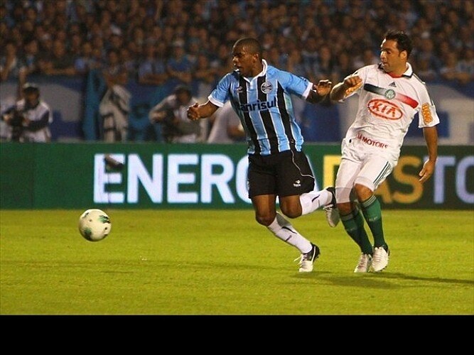 Palmeiras bate Grêmio no Olímpico e está perto da final