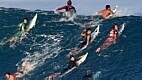 Surfistas entram na água para triagens do Pipe Master, última etapa do Mundial de surfe