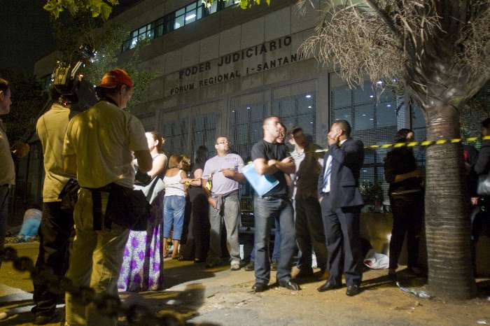 Cerca de 30 pessoas esperam na fila em frente ao Fórum de Santana para acompanhar júri dos Nardonis