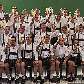 Os jogadores do Bayern de Munique posam com copos de cerveja e tradicionais roupas da Bavária