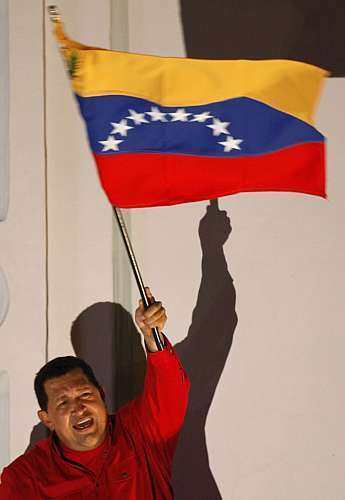 O Presidente Venezuelano, Hugo Chávez, vence o referendo que lhe dá direito à reeleição ilimitada.