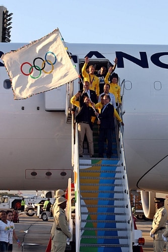 O prefeito do Rio de Janeiro, Eduardo Paes, volta de Londres com a bandeira olímpica