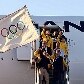 O prefeito do Rio de Janeiro, Eduardo Paes, volta de Londres com a bandeira olímpica