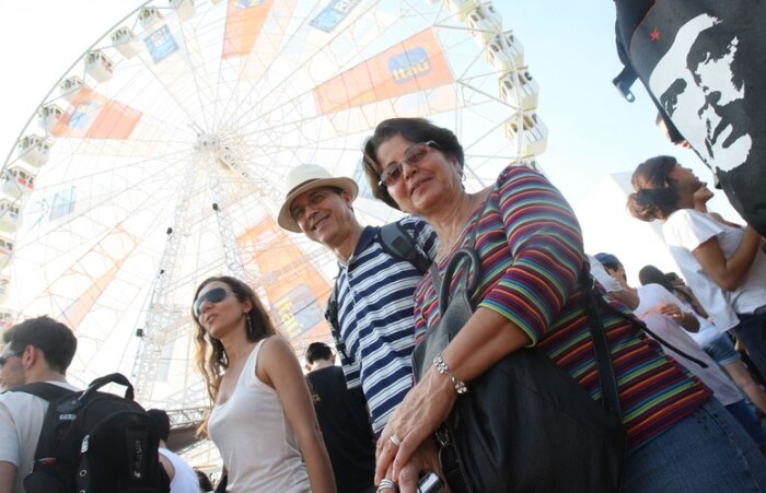Sônia, Maria e Luiz na fila quilométrica da roda gigante, que foi instalada no local