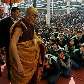 Dalai Lama é cumprimentado por tibetanos após sessão de oração em Dharmsala, na Índia Dalai Lama é cumprimentado por tibetanos após sessão de oração em Dharmsala, na Índia