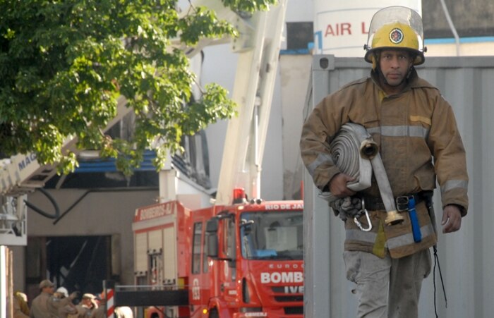 Confira as imagens do incêndio no hospital do Rio 