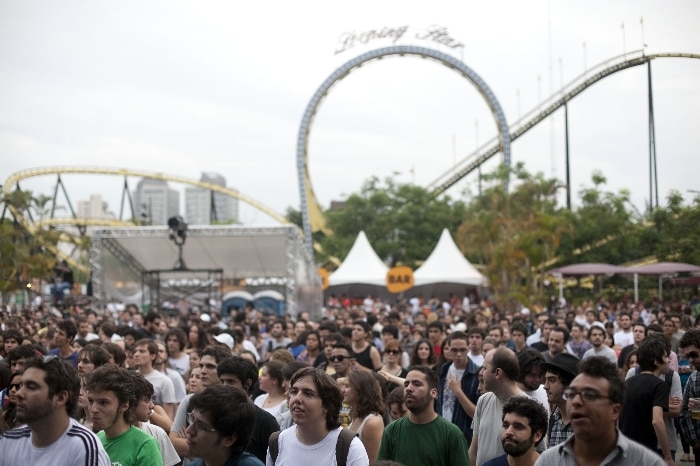 Quando a banda Holger começou a tocar, às 18h30, um bom público já tomava conta da pista