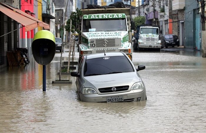 Rompimento de tubulação alaga ruas no centro de São Paulo 