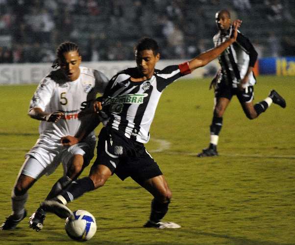 Adriano e Cleiton Xavier disputam bola